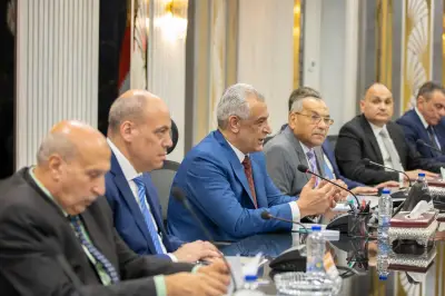 وزير الإنتاج الحربي يبحث مع محافظ القاهرة تعزيز التعاون في النقل الأخضر