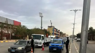 محافظ أسوان يتفقد موقع كسر خط الصرف الصحي بحي العقاد ويوجه بالإصلاح العاجل