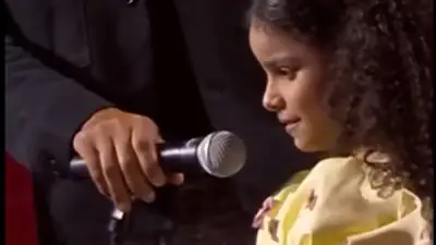 داليا مبارك تحتضن متسابقة 'ذا فويس كيدز' بعد تجاهل لجنة التحكيم لها في مشهد مؤثر