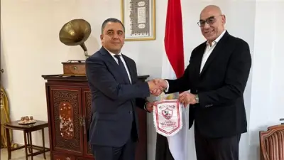 هشام نصر يزف درع الزمالك لسفير مصر في الجزائر قبل مواجهة شباب بلوزداد