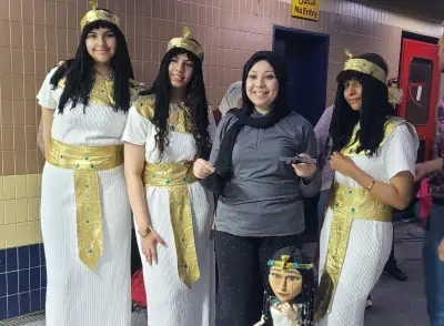 عروض الأراجوز والمهرج تسرق الأضواء في افتتاح مترو القاهرة الجديد