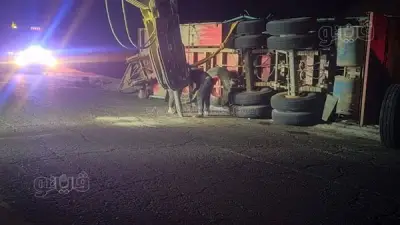 انقلاب مقطورة محمّلة بالملح يعطل حركة المرور على طريق مطروح - سيوة