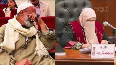 دموع الأب تفيض فخراً.. باحثة تهدي رسالة الدكتوراه لوالدها الذي علمها كيف تمسك القلم