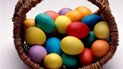 تلوين البيض بمواد طبيعية: أفكار مبتكرة لاحتفال شم النسيم مع الأطفال