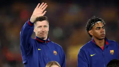 ليفاندوفسكي يتلقى عرض تجديد من برشلونة مع تخفيض راتبه وسط منافسة أندية أوروبية وسعودية