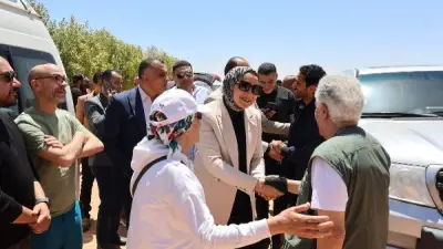 محافظ الوادي الجديد تلتقي فريق عمل فيلم روائي قصير في الداخلة لدعم الإبداع الفني