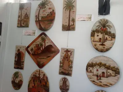 ألوان الرمال والخط العربي يبرزان في إبداعات فنان الوادي الجديد بمعرض تجربة شخصية