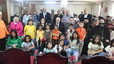 محافظ الفيوم يشارك أيتام الأقباط والمسنين احتفالات عيد القيامة المجيد