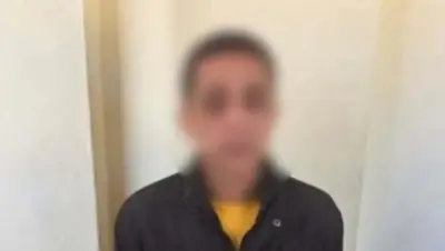 مضطرب نفسيًا يلقي الألواح الخشبية على السيارات في الإسكندرية ويسبب حالة من الذعر