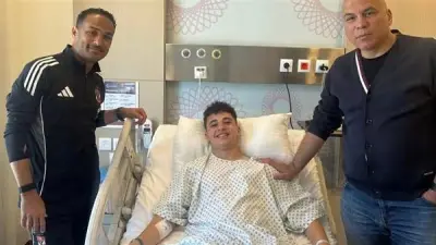 المدير الرياضي للأهلي يزور بلال عطية في المستشفى بعد عملية جراحية ناجحة في الركبة