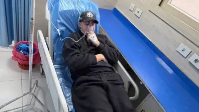 مصطفى عنبة يثير القلق بصورة من داخل المستشفى.. وجمهوره يتساءل عن حالته الصحية