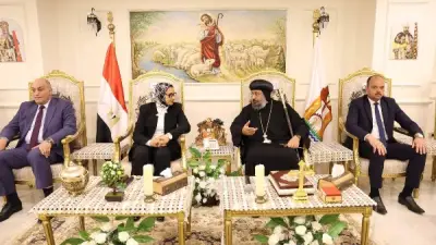 محافظ الوادي الجديد يهنئ الأنبا أرسانيوس والأقباط بعيد القيامة المجيد في زيارة لكنيسة الخارجة