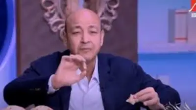 عمرو أديب يتحدى المذيعين العرب بتناول الفسيخ والرنجة على الهواء مباشرة