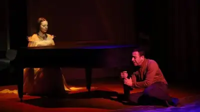 الكاتب المسرحي محمد ناصف يشيد بعرض 