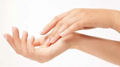 أسرار الحفاظ على نعومة اليدين رغم استخدام المنظفات اليومية