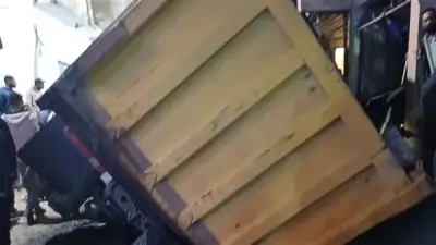 انهيار أرضي يسبب انقلاب سيارة أسفلت وإصابة شخص في حي العجمي بالإسكندرية