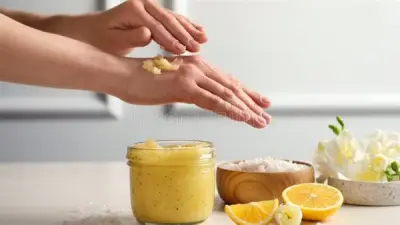 مقشر طبيعي للجسم بدون سكر: وصفة آمنة للبشرة الحساسة