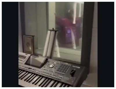 شيرين عبد الوهاب تظهر لأول مرة أثناء تسجيل أغنيتها الجديدة في فيديو حصري