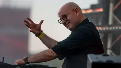 الكاهن الدي جي البرتغالي يحيي حفلاً ضخماً في بوينس آيرس تخليداً لذكرى البابا فرنسيس