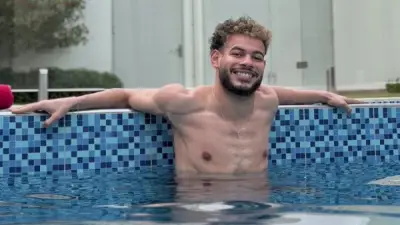 دونجا يخضع لجلسة استشفاء في حمام السباحة قبل مواجهة بيراميدز الحاسمة