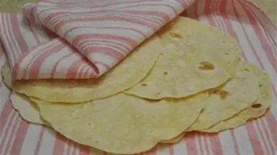 طريقة سهلة وسريعة لتحضير خبز التورتيلا في المنزل خلال دقائق