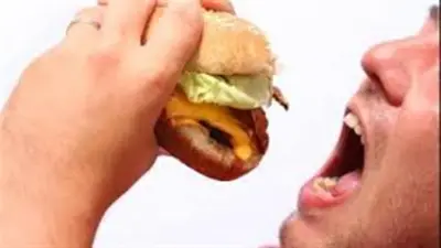 دراسة تكشف سر الشعور بالجوع الكاذب حتى بعد تناول الطعام مباشرة