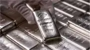 هبوط حاد في أسعار الفضة بنسبة 15% منذ بداية الحرب الإيرانية وتأثيرات التضخم