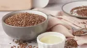 أخصائي تغذية يكشف: ملعقة صغيرة من بذور الكتان تعادل 700 جرام من السمك في محتوى أوميجا 3