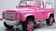 سيارة لاند روفر ديفندر 90 تتحول إلى تحفة وردية مستوحاة من عالم باربي في مزاد 2026