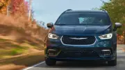 كرايسلر تواجه دعوى قضائية جماعية بسبب عيب خطير في محركات سياراتها الهجينة