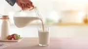 الحليب وحرقة المعدة: هل هو علاج سريع أم سبب خفي لزيادة الحموضة؟