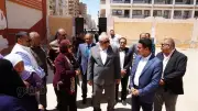 محافظ مطروح يشهد تجربة التعليم عن بُعد بأم الصغير ويوجه بتعميمها بالمناطق النائية