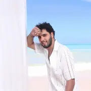 معز علي يطرح أغنية حب جديدة بإيقاع صيفي وكليب من الساحل