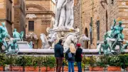 مزحة زفاف تتحول إلى قضية قانونية.. سائحة تتهم بإتلاف معلم تاريخي في فلورنسا