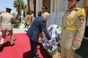 محافظ القاهرة ومدير الأمن يضعان إكليلاً من الزهور على مقابر شهداء المنطقة العسكرية
