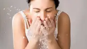 تحذير من الإفراط في غسل الوجه صيفاً.. ما السبب؟
