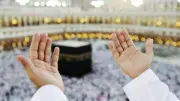 دعوات أم لابنتها أمام الكعبة تثير تفاعلاً واسعاً بمزيج من الحب والفكاهة