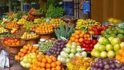 تباين أسعار الفاكهة في المنيا: انخفاض العنب وارتفاع الكنتالوب