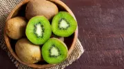 الكيوي سر الصحة والجمال.. فوائد مذهلة لهذه الفاكهة ولماذا ينصح الخبراء بتناول قشرتها