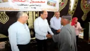 محافظ المنيا يكرم مزارعي بني حكم ويوزع مستلزمات زراعية ومواد غذائية