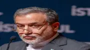 وزير الخارجية الإيراني يغادر مسقط متوجهاً إلى إسلام آباد في جولة دبلوماسية