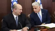تحالف مفاجئ يهز إسرائيل.. بينيت ولابيد يعلنان الاندماج في حزب مشترك