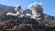 الاحتلال يفجر أحياء سكنية في بنت جبيل وحزب الله يرد بمسيرات
