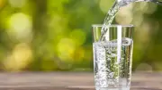 شرب المياه المبردة بكثرة قد يشكل خطرا على صحتك في الصيف