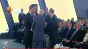 رئيس عمال مصر يكرّم السيسي بدرع الاتحاد في احتفالية عيد العمال