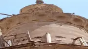 شروخ وانهيار جزئي بمئذنة مسجد جوهر المعيني.. تحرك عاجل لدرء الخطر