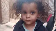 أم تترك طفلتها بالشارع بعد ضربها والأب يستلمها من الشرطة