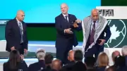 الرجوب يرفض مصافحة نظيره الإسرائيلي ويغادر مؤتمر الفيفا
