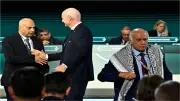 الرجوب يرفض مصافحة مسؤول إسرائيلي في مؤتمر الفيفا ويحرج إنفانتينو