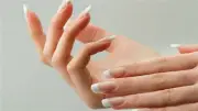 علاج اصفرار الأظافر: وصفات طبيعية وروتين أسبوعي مضمون النتائج